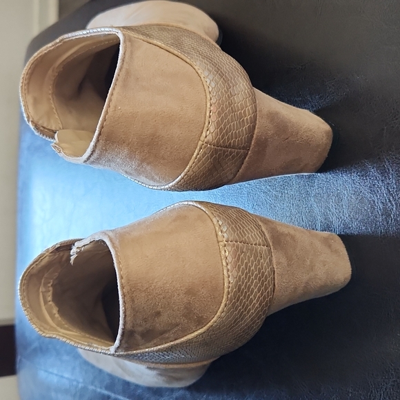 Tan suede booties/heels, sz 38 - Picture 3 of 8